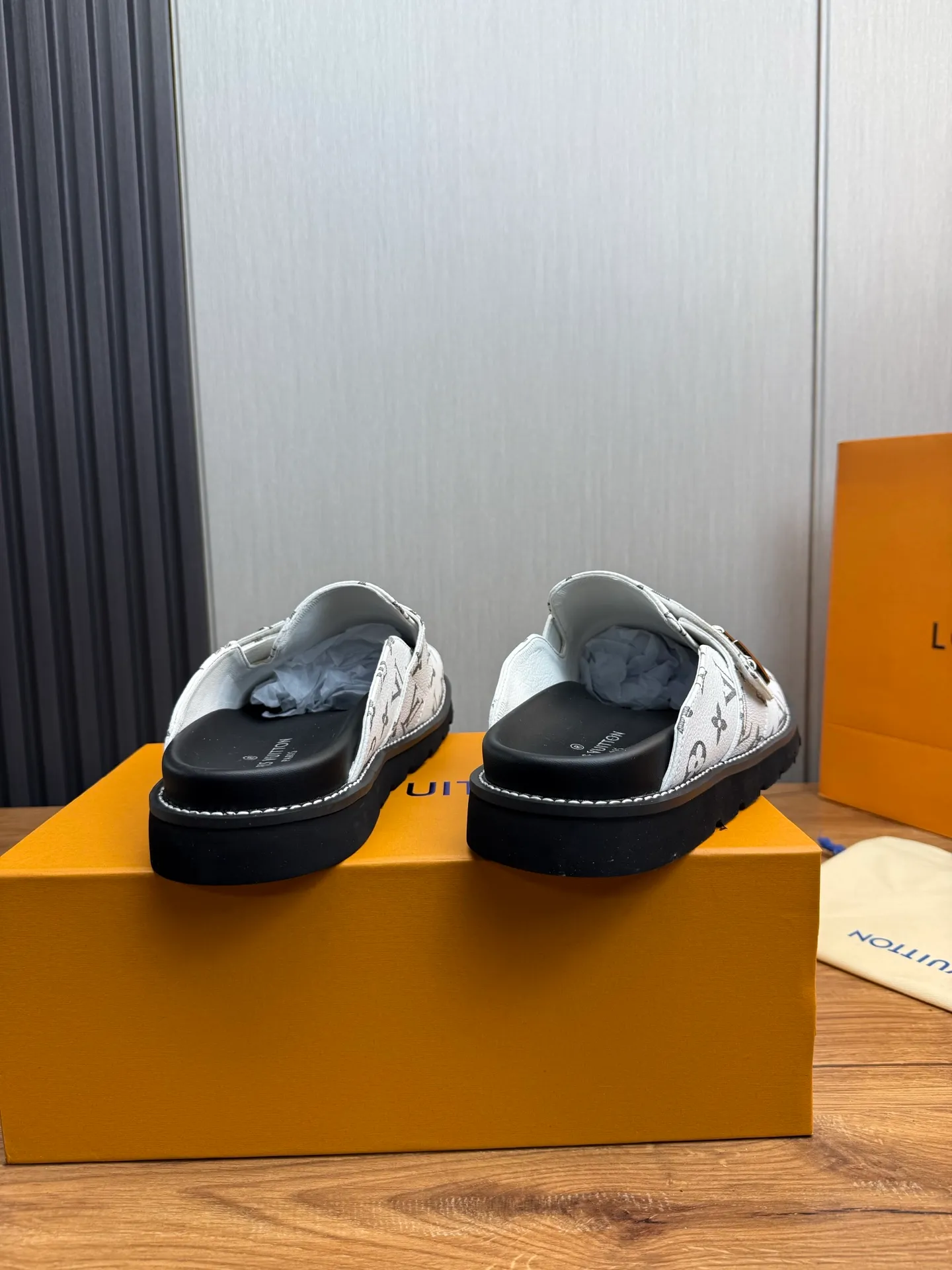 Men's shoes 💰420💰 Lv. hot selling men's slippers 🔥 🩴Official website one to one production 38-45 sizes 45 46 🉑️Customized!